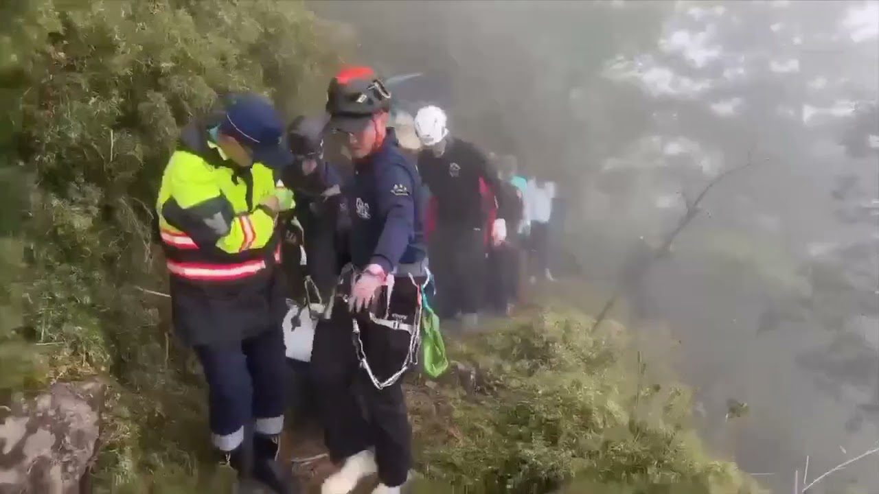 玉山健行6旬女滑落10米深邊坡 嘉縣警消助脫困送醫 玉山健行6旬女滑落10米深邊坡 嘉縣警消助脫困送醫