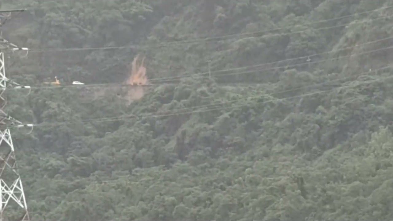 台9線龍過脈路段邊坡崩塌土石流 警拉封鎖線示警 台9線龍過脈路段邊坡崩塌土石流 警拉封鎖線示警