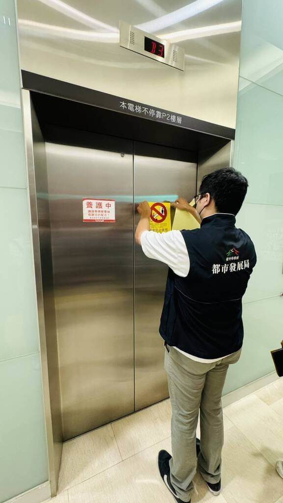 2週內3起電梯關人事故 台中大遠百:已暫停使用 2週內3起電梯關人事故 台中大遠百:已暫停使用