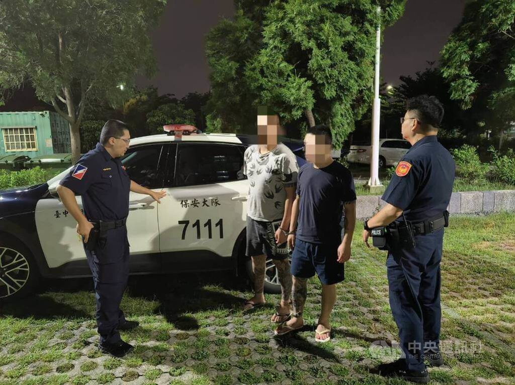 疑毒駕後車燈不亮遭盤查 台中警查獲毒品及通緝犯 疑毒駕後車燈不亮遭盤查 台中警查獲毒品及通緝犯