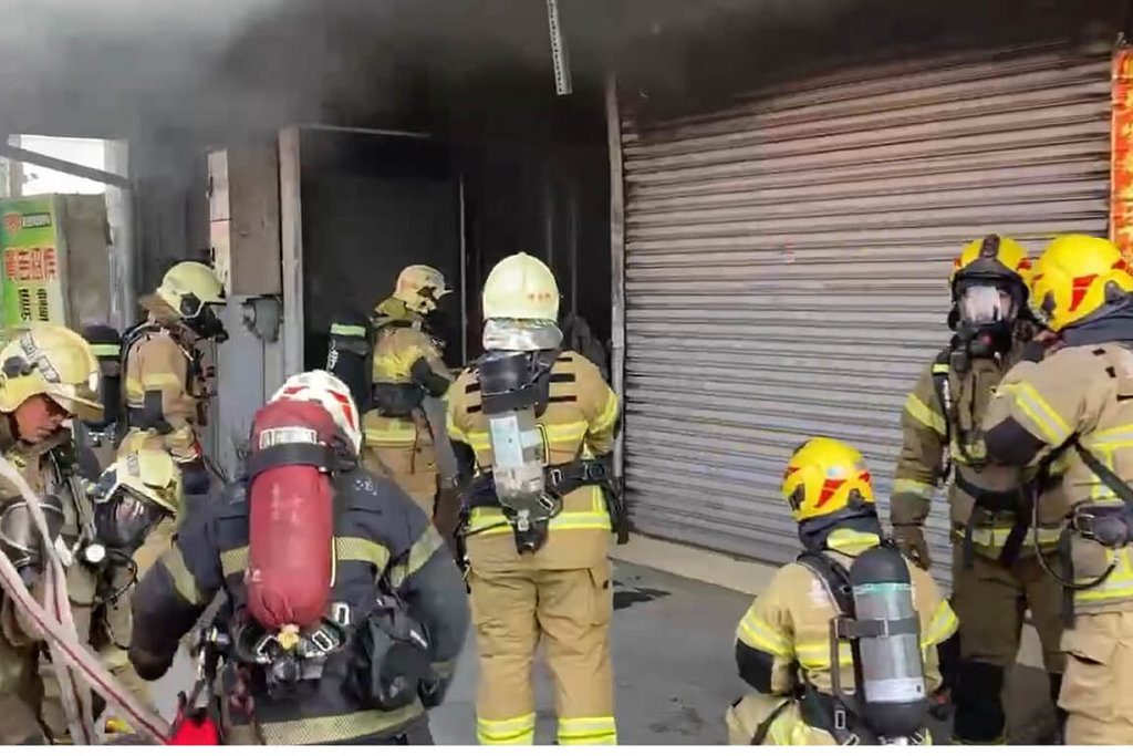 台南永康透天厝冒火煙5人逃出 1女不適送醫 台南永康透天厝冒火煙5人逃出 1女不適送醫