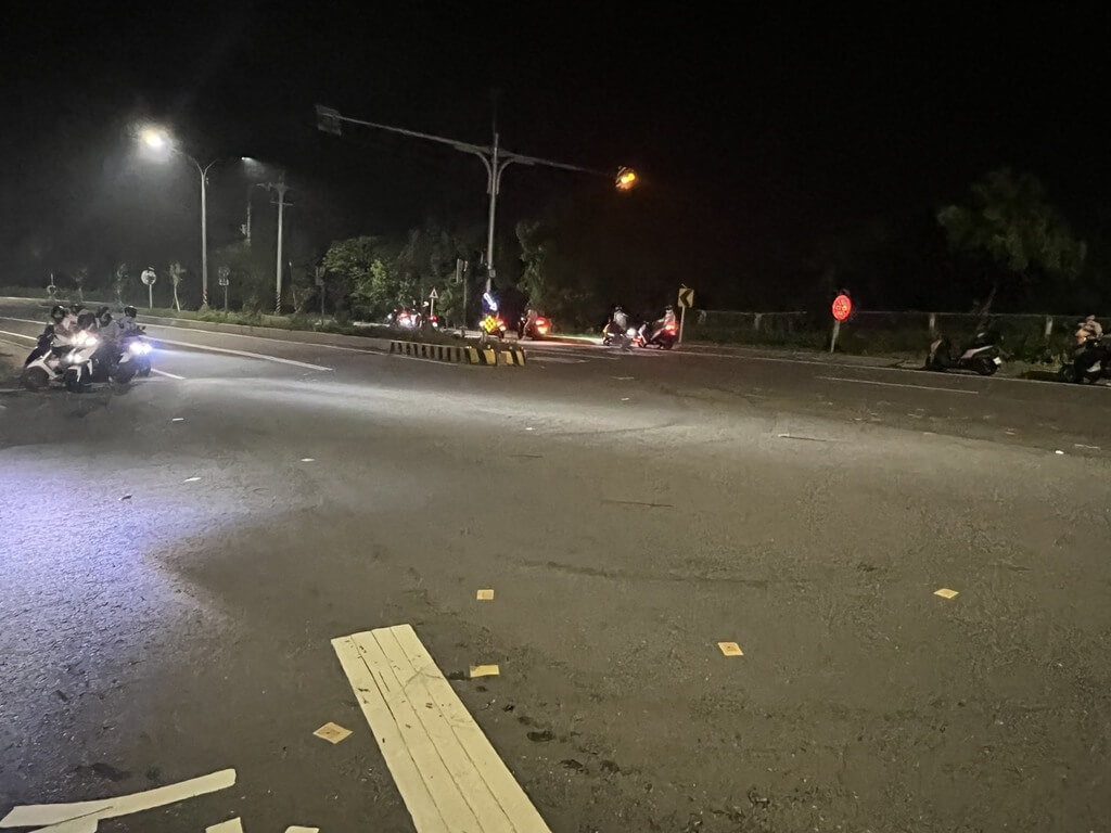 帶兄遺照聯大路旁撒冥紙 苗栗男子被送辦 帶兄遺照聯大路旁撒冥紙 苗栗男子被送辦