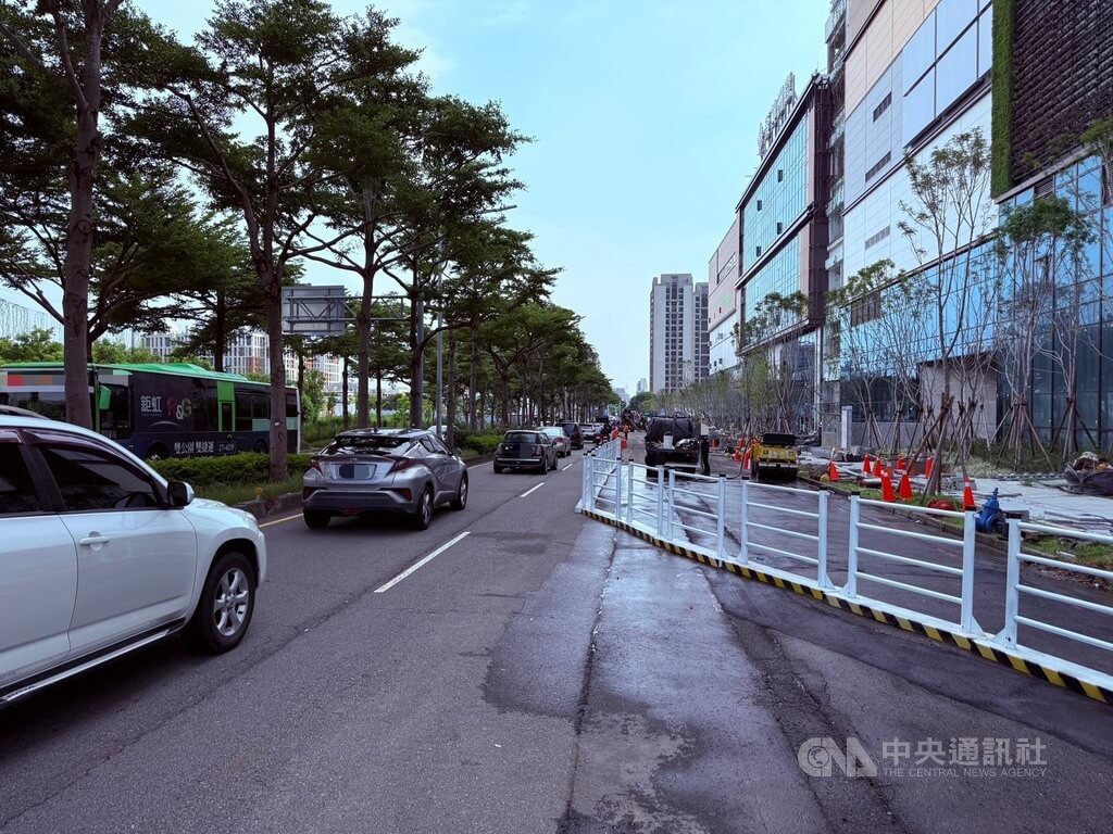 台中工地交通錐碰撞衝突 怪手駕駛機具擋道挨罰 台中工地交通錐碰撞衝突 怪手駕駛機具擋道挨罰