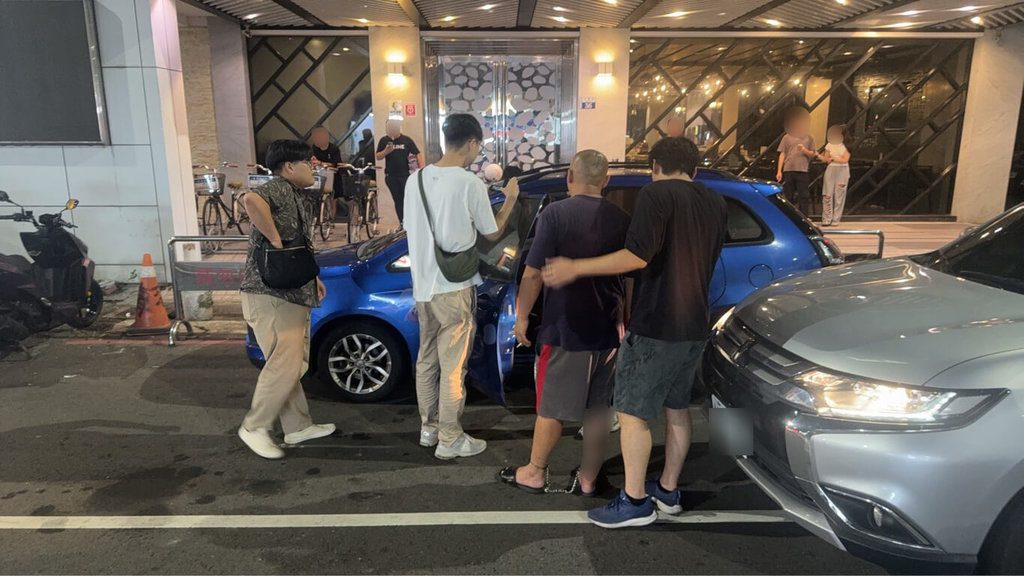 情侶爭執女趴引擎蓋阻離去  男踩油門輾斃遭收押 情侶爭執女趴引擎蓋阻離去  男踩油門輾斃遭收押