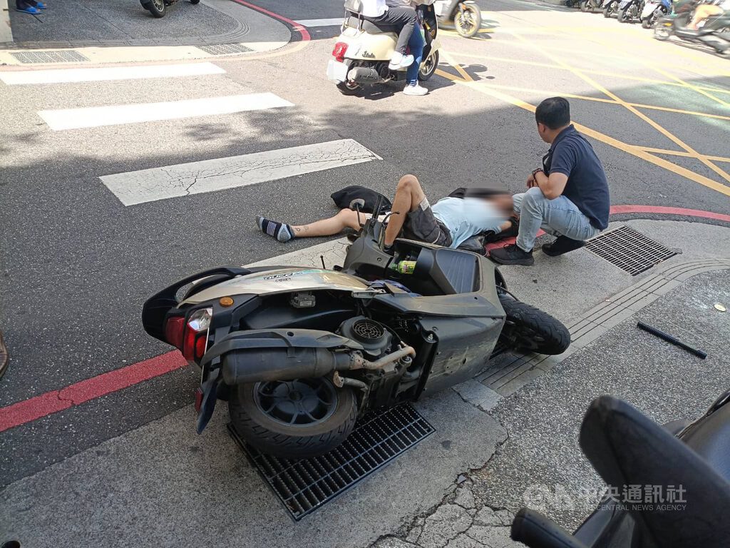 詐欺車手拒捕持電擊棒襲警 新北警民合力壓制 詐欺車手拒捕持電擊棒襲警 新北警民合力壓制