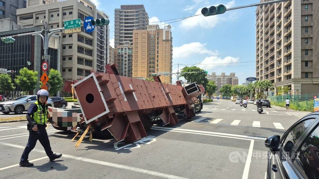新北聯結車載運鋼柱突掉落幸無人傷 肇因待查 新北聯結車載運鋼柱突掉落幸無人傷 肇因待查