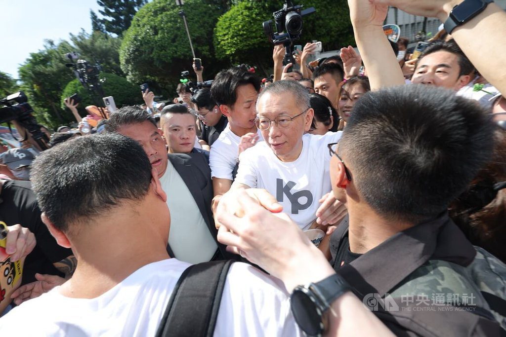 柯文哲交保離開北院 逾700名小草簇擁力挺 柯文哲交保離開北院 逾700名小草簇擁力挺