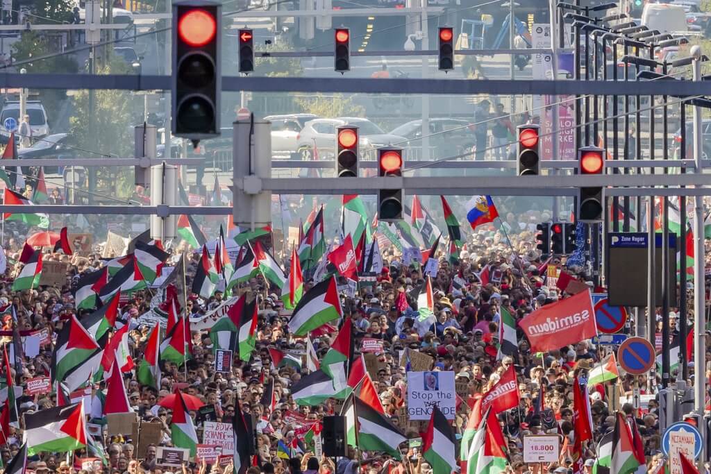 比利時布魯塞爾數萬民眾遊行 聲援巴勒斯坦人 比利時布魯塞爾數萬民眾遊行 聲援巴勒斯坦人