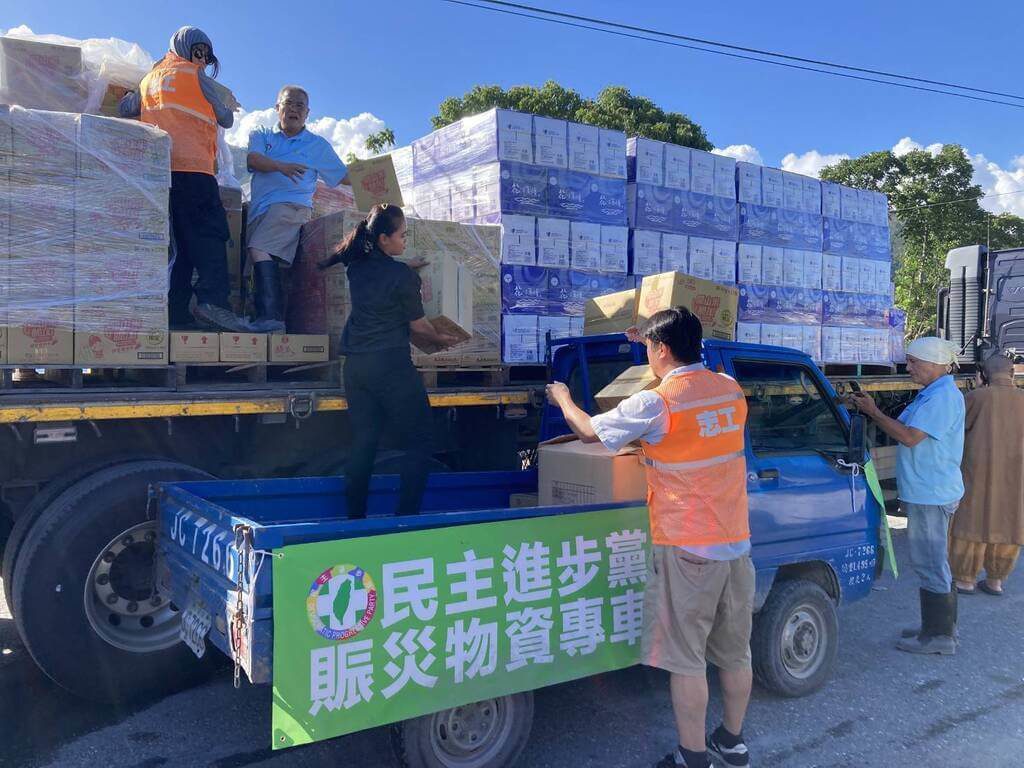 民進黨物資已送進光復鄉 27日組志工團助清理家園 民進黨物資已送進光復鄉 27日組志工團助清理家園