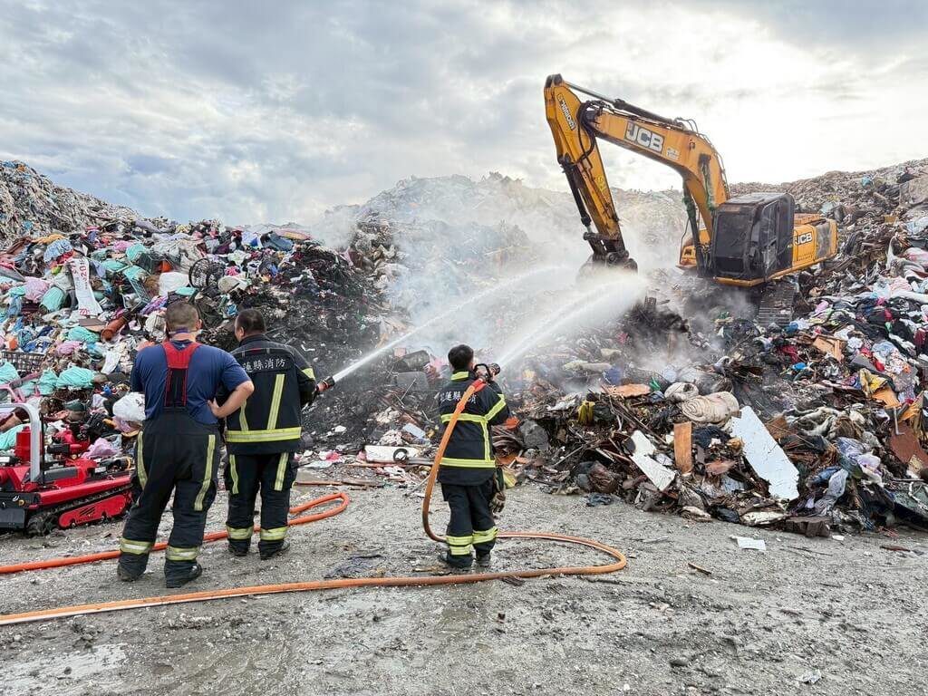 花蓮市垃圾掩埋場沼氣外洩 消防灑水控制火勢 花蓮市垃圾掩埋場沼氣外洩 消防灑水控制火勢