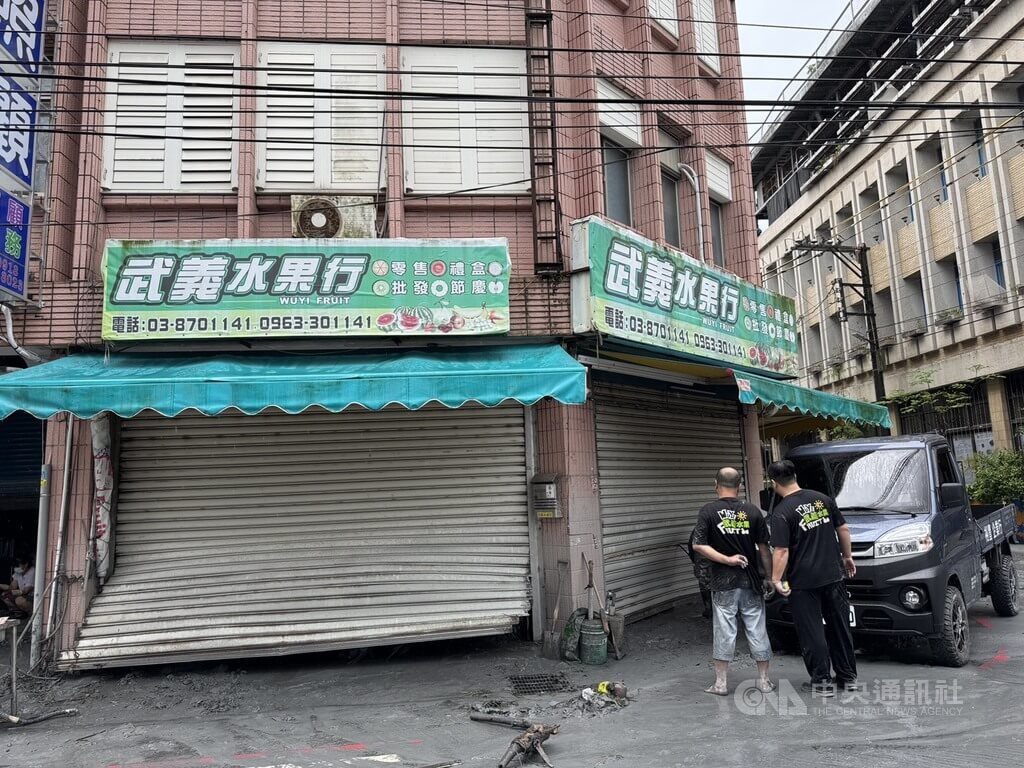花蓮光復水退滿地泥濘 災民驚魂未定:10秒淹進店 花蓮光復水退滿地泥濘 災民驚魂未定:10秒淹進店