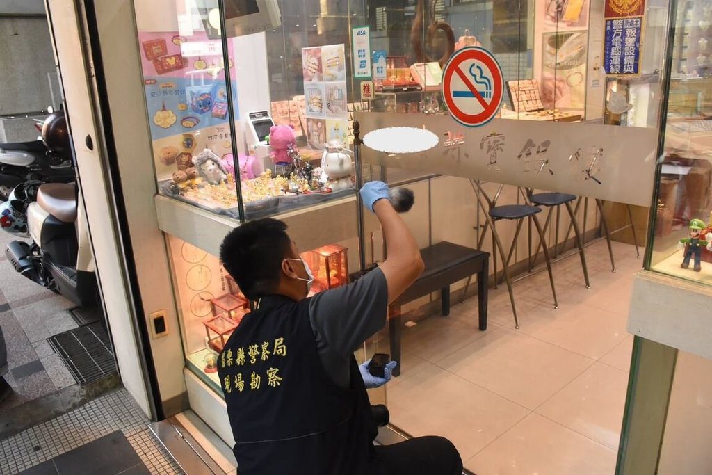 苗縣竹南銀樓遭搶 警逮4嫌其中2名未成年 苗縣竹南銀樓遭搶 警逮4嫌其中2名未成年