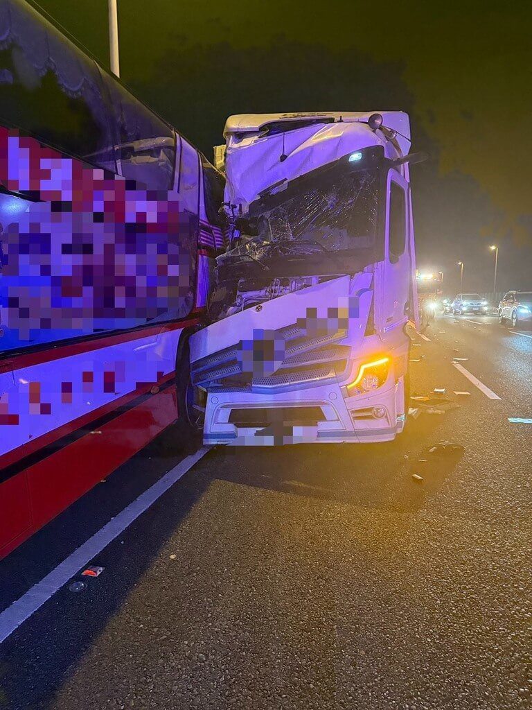 遊覽車故障停國10仁武路肩遭貨車撞擊 2傷送醫 遊覽車故障停國10仁武路肩遭貨車撞擊 2傷送醫