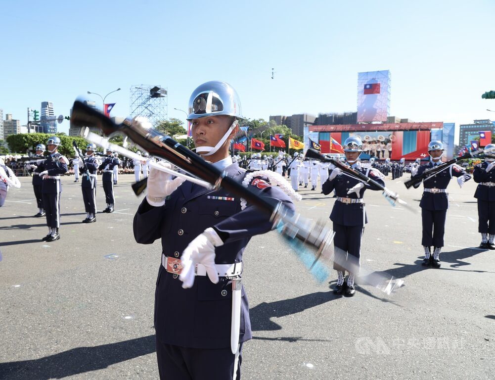 國慶大會鼓聲揭序幕 三軍儀隊精湛操槍全場喝采 國慶大會鼓聲揭序幕 三軍儀隊精湛操槍全場喝采