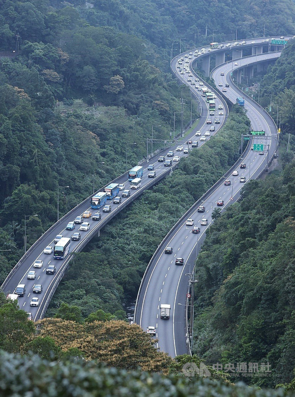 光復節連假第2天 國5北返車潮恐塞到深夜 光復節連假第2天 國5北返車潮恐塞到深夜