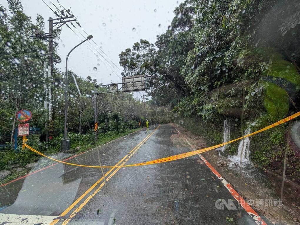北市風雨不斷 陽明山土石滑落、路樹傾倒 北市風雨不斷 陽明山土石滑落、路樹傾倒