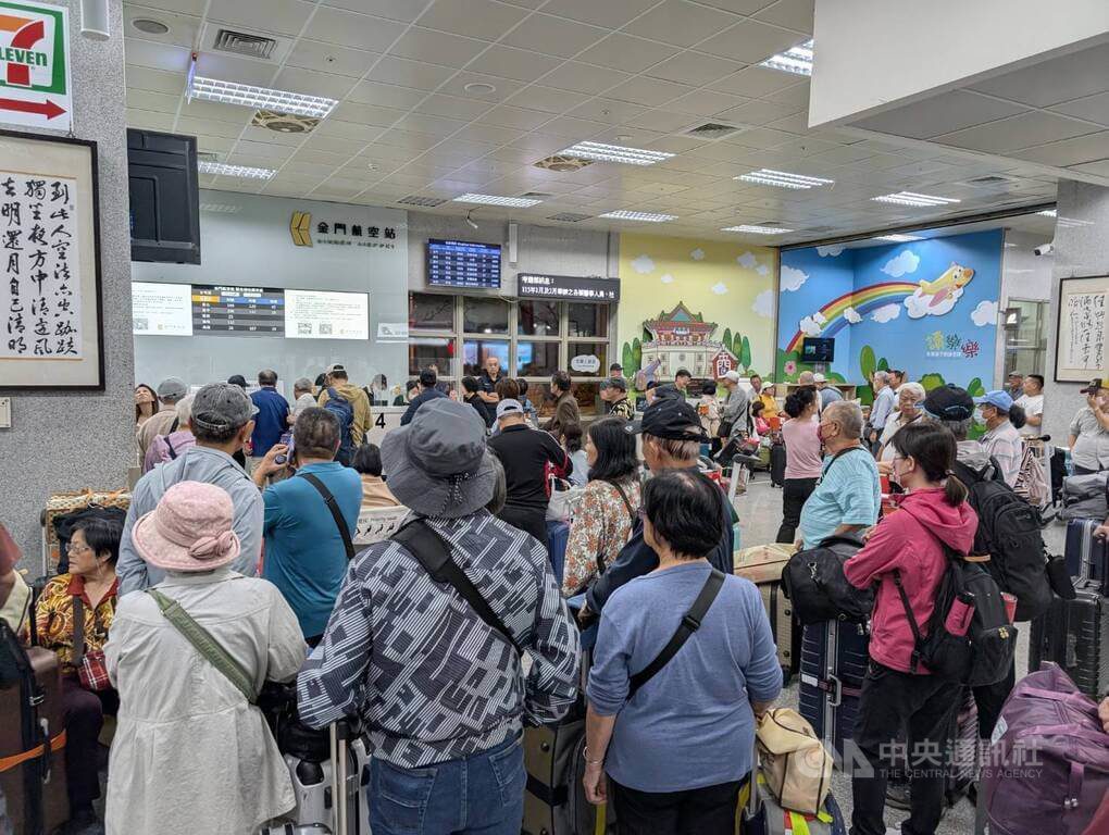 金門小三通短暫復航中轉客湧機場 候補逾300人返台 金門小三通短暫復航中轉客湧機場 候補逾300人返台