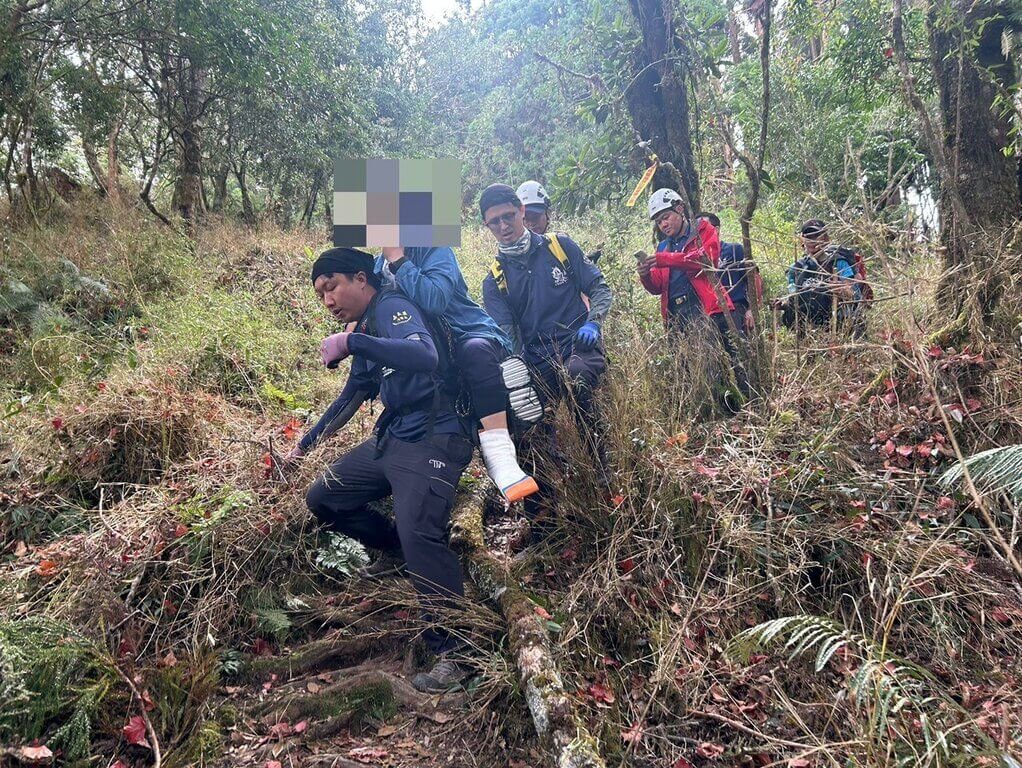 台南夫妻至阿里山攀登陡峭路線 女摔倒左腳踝疑脫臼 台南夫妻至阿里山攀登陡峭路線 女摔倒左腳踝疑脫臼