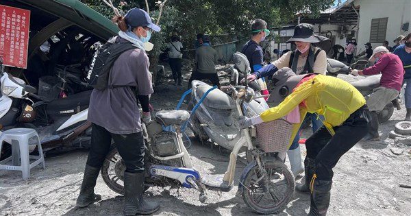 重災區佛祖街持續開挖主要幹道 志工助填逾6萬沙包 重災區佛祖街持續開挖主要幹道 志工助填逾6萬沙包