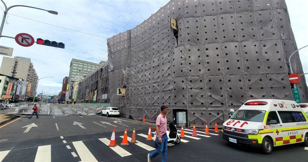 受強風影響 台中舊中央市場大樓工地鷹架倒塌 受強風影響 台中舊中央市場大樓工地鷹架倒塌