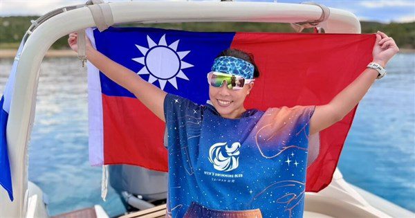 許汶而摯友驟逝邊哭邊游　泳渡15公里博尼法喬海峽