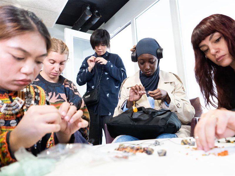 學串珠戴文化 巴黎女人為排灣族琉璃珠瘋狂 學串珠戴文化 巴黎女人為排灣族琉璃珠瘋狂