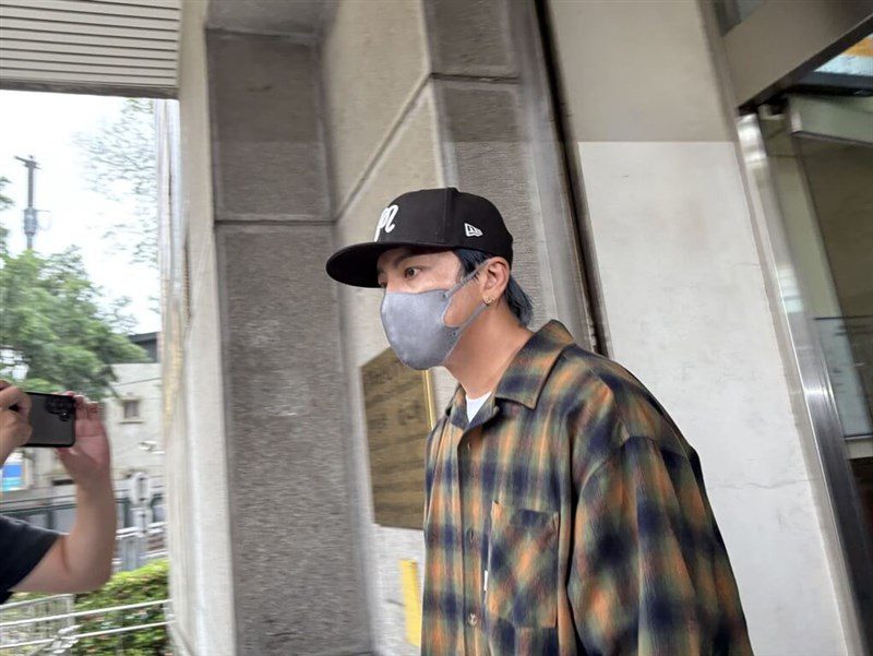 坤達涉閃兵回台到案 主持綜藝玩很大恐受影響 坤達涉閃兵回台到案 主持綜藝玩很大恐受影響