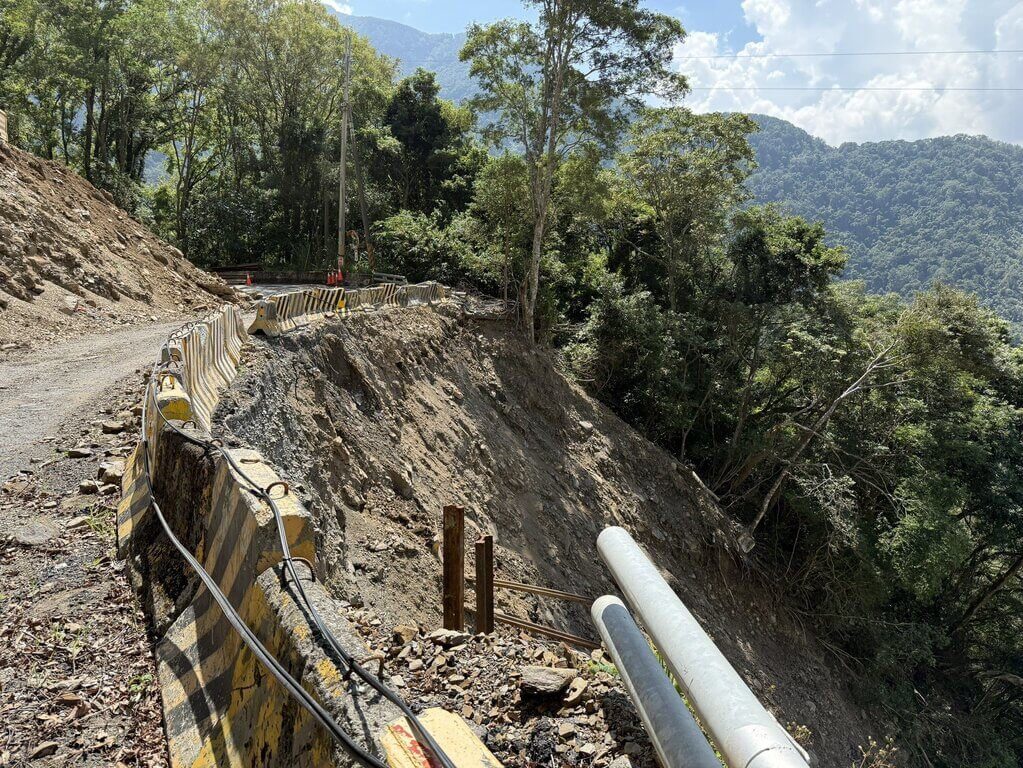 南橫梅山口至向陽段加固路基 10/31前禁一般車通行 南橫梅山口至向陽段加固路基 10/31前禁一般車通行