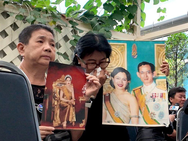 泰民眾悼念王太后 總理:哀悼90天勿穿鮮豔服裝 泰民眾悼念王太后 總理:哀悼90天勿穿鮮豔服裝