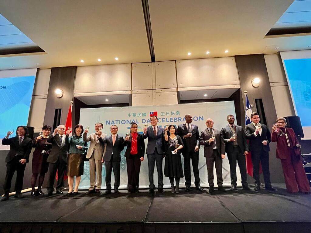 駐日內瓦辦事處國慶酒會 友邦致賀品嘗台灣小吃 駐日內瓦辦事處國慶酒會 友邦致賀品嘗台灣小吃