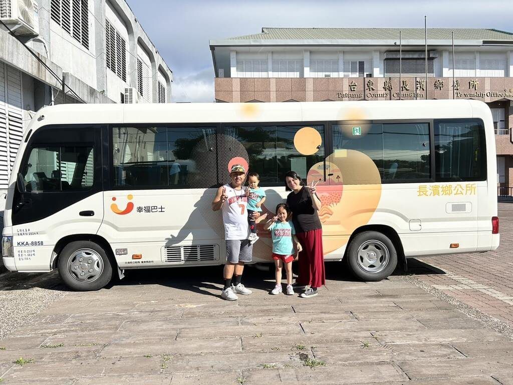 夫妻返鄉投入幸福巴士 用心服務長者如家人 夫妻返鄉投入幸福巴士 用心服務長者如家人