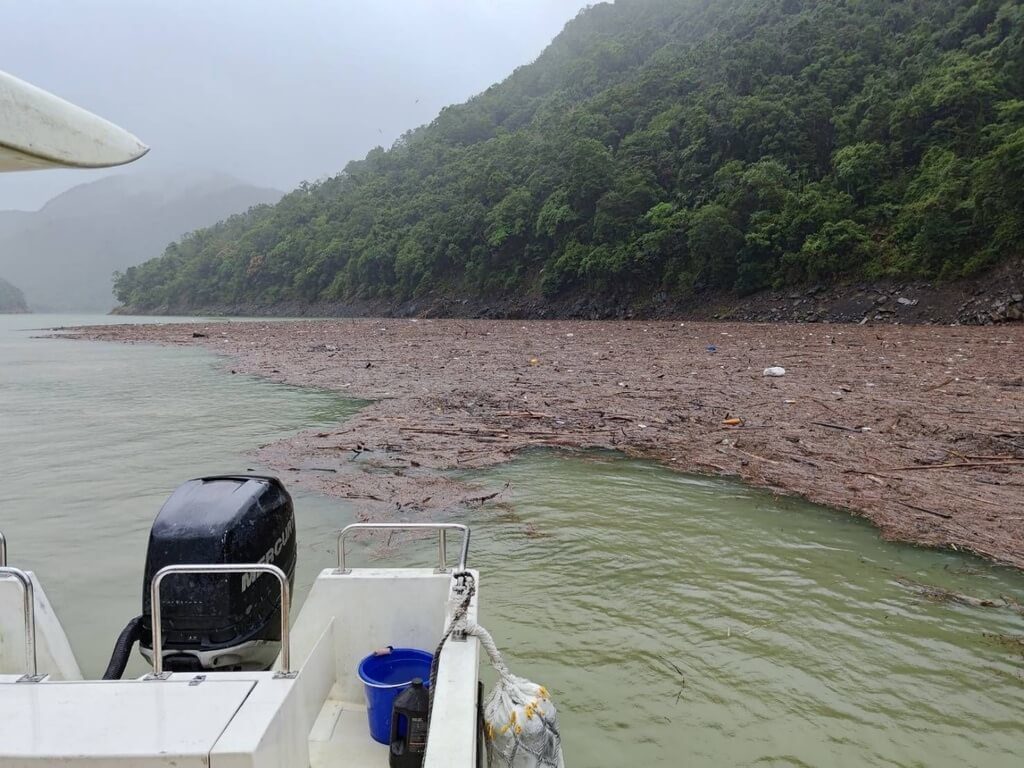 翡翠水庫豪雨挾300公噸漂流木 翡管局估2週內清完 翡翠水庫豪雨挾300公噸漂流木 翡管局估2週內清完
