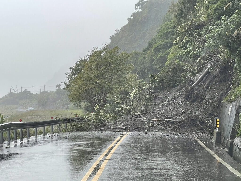 宜蘭滂沱大雨 台7線大同英士段坍方交通阻斷 宜蘭滂沱大雨 台7線大同英士段坍方交通阻斷