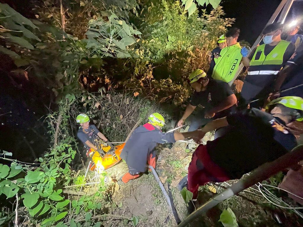 南投男墜崖30公尺  搜救員克服險峻地勢助脫困送醫 南投男墜崖30公尺  搜救員克服險峻地勢助脫困送醫