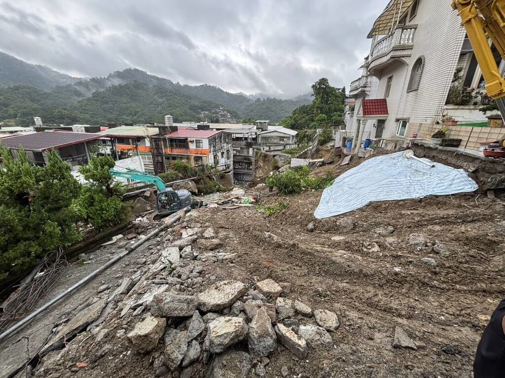 新店社區擋土牆坍塌 新北以混凝土頂塊穩固邊坡 新店社區擋土牆坍塌 新北以混凝土頂塊穩固邊坡