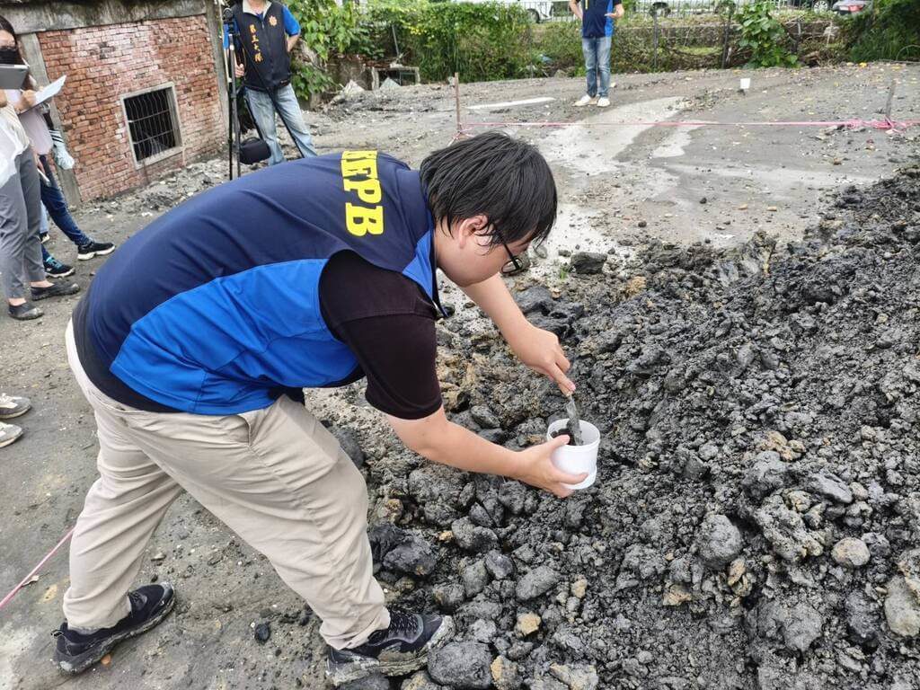 高雄大寮區農地遭倒廢棄物 2土石業者羈押禁見 高雄大寮區農地遭倒廢棄物 2土石業者羈押禁見