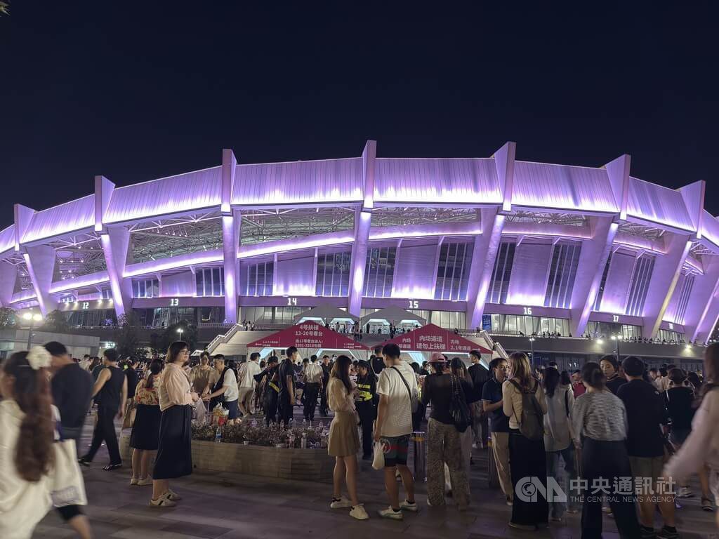 周杰倫上海開唱單場逾6萬人 大批粉絲守場外聆聽 周杰倫上海開唱單場逾6萬人 大批粉絲守場外聆聽