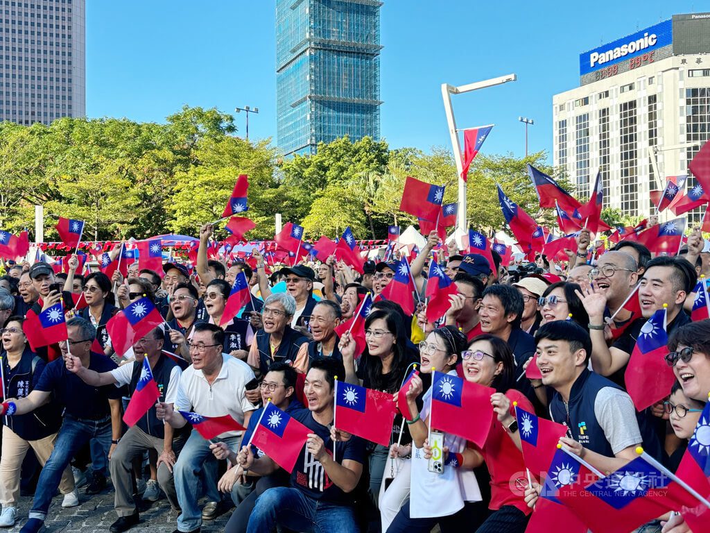 北市國慶升旗旗海飄揚 備千瓶鮮奶送學童 北市國慶升旗旗海飄揚 備千瓶鮮奶送學童