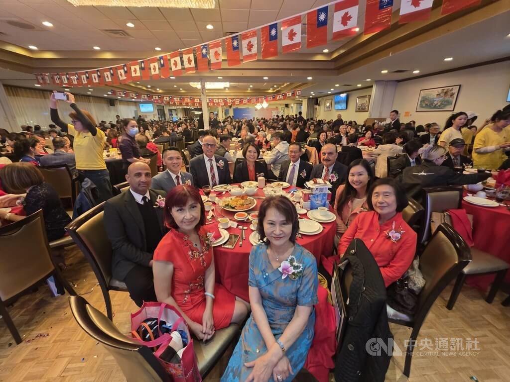 逾500名大溫哥華僑胞慶雙十 展現台灣強大AI實力 逾500名大溫哥華僑胞慶雙十 展現台灣強大AI實力