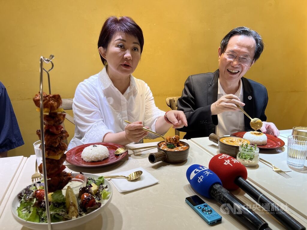 盧秀燕與蔡志弘品嚐咖哩 兩人閒話台中國際料理 盧秀燕與蔡志弘品嚐咖哩 兩人閒話台中國際料理