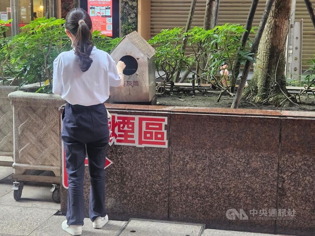 大專生吸菸率升 分享加熱菸「開箱文」恐挨罰 大專生吸菸率升 分享加熱菸「開箱文」恐挨罰