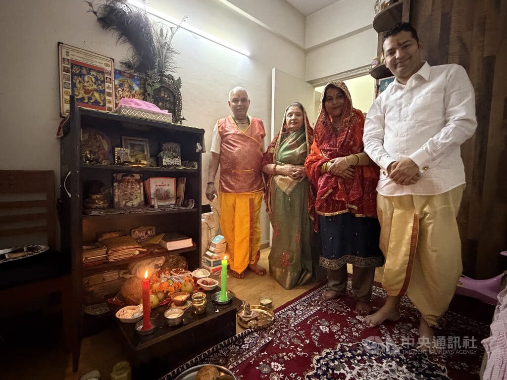 印度人歡慶排燈節重祭祀 儀式講究祈求光明好運 印度人歡慶排燈節重祭祀 儀式講究祈求光明好運