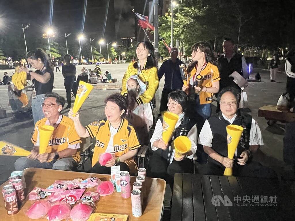 中職總冠軍賽第3戰 盧秀燕看直播為中信兄弟加油 中職總冠軍賽第3戰 盧秀燕看直播為中信兄弟加油