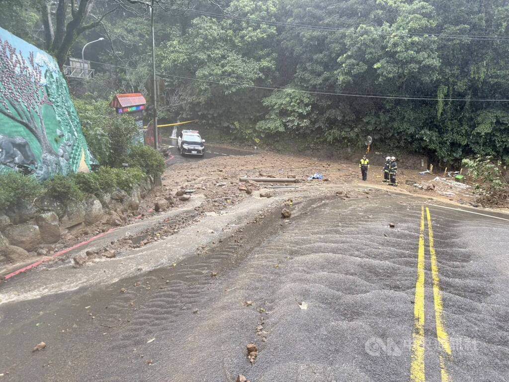 北市陽明山菁山路土石滑落 寶藏巖擋土牆崩落 北市陽明山菁山路土石滑落 寶藏巖擋土牆崩落