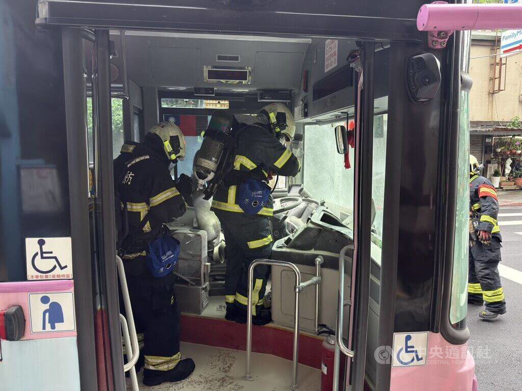 北市文山區電動公車突冒煙 駕駛乘客協力滅火 北市文山區電動公車突冒煙 駕駛乘客協力滅火