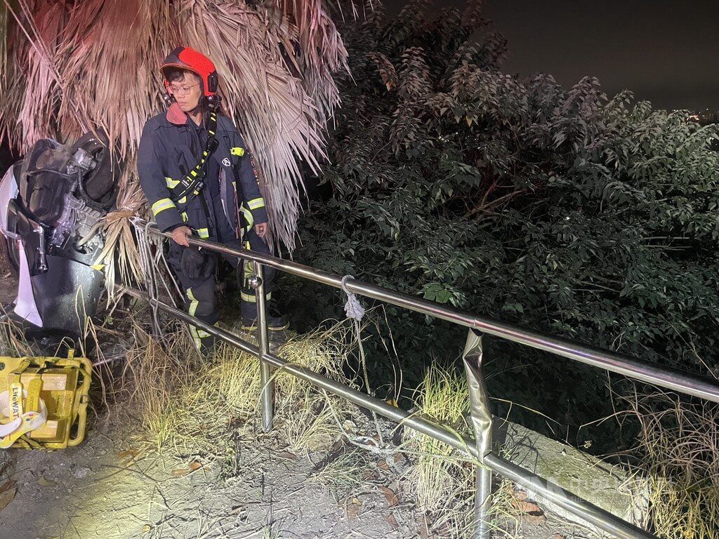 台中女騎機車失控撞護欄翻落邊坡 全身擦傷送醫 台中女騎機車失控撞護欄翻落邊坡 全身擦傷送醫