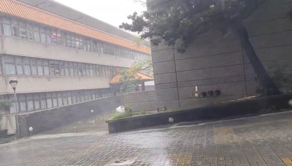 雙北連日豪雨 文大吹狂風、政大東吳現淹水災情 雙北連日豪雨 文大吹狂風、政大東吳現淹水災情