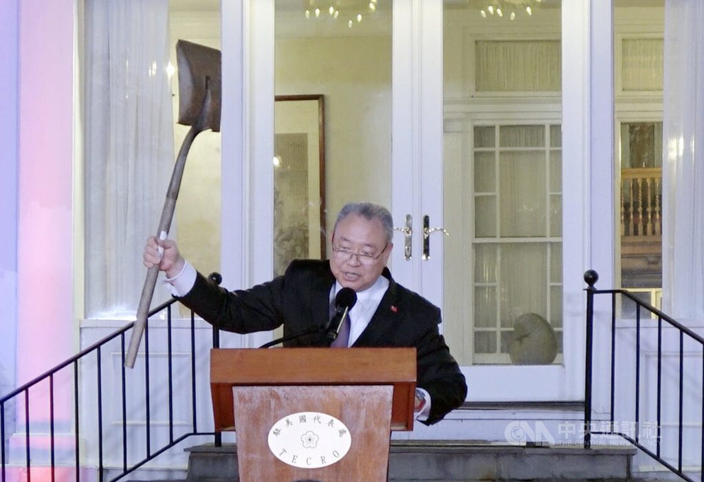 俞大㵢高舉鏟子賀國慶 美議員強調挺台為國會共識 俞大㵢高舉鏟子賀國慶 美議員強調挺台為國會共識