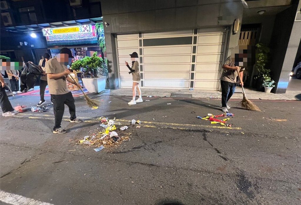 高雄廟會遶境放鞭炮致濃煙 環保局罰1萬多元 高雄廟會遶境放鞭炮致濃煙 環保局罰1萬多元