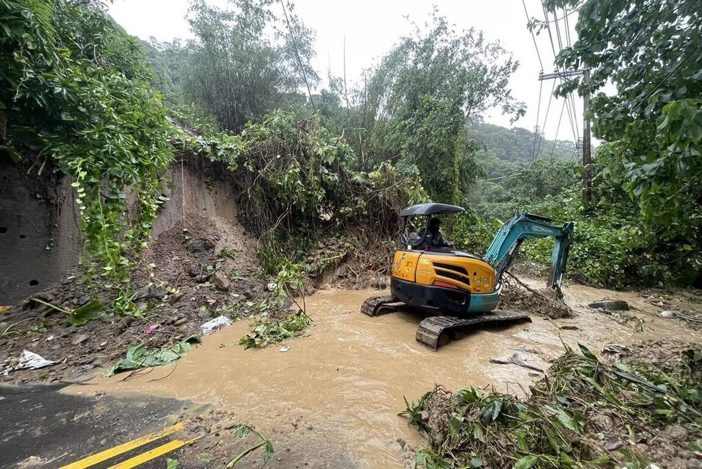 新北淡水坪頂路邊坡土石滑落封閉 新北:搶修中 新北淡水坪頂路邊坡土石滑落封閉 新北:搶修中